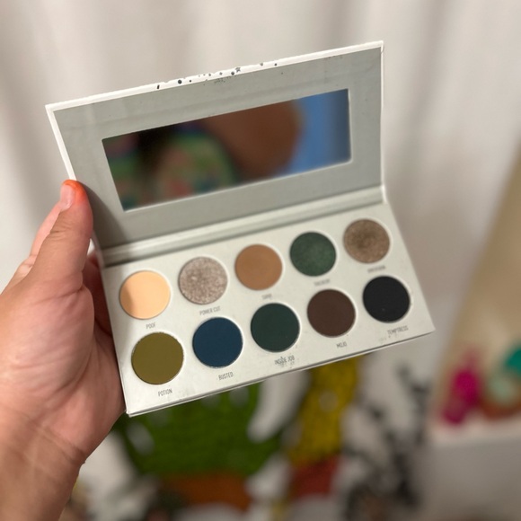 Eyeshadow - Picture 2 of 3